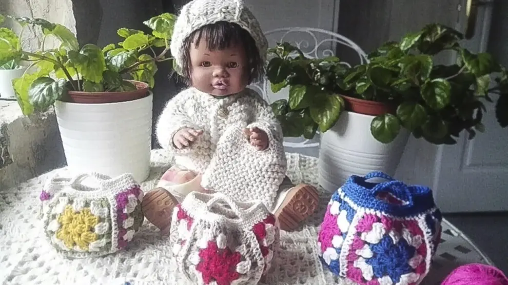 Adornos y bolsos de lana para muñecas de Macuteje en La Hoz de la Vieja