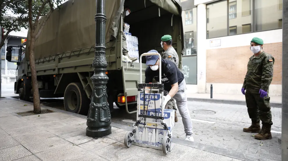 Militares de la AALOG 41 descargan alimentos en la residencia de la calle de las Armas.