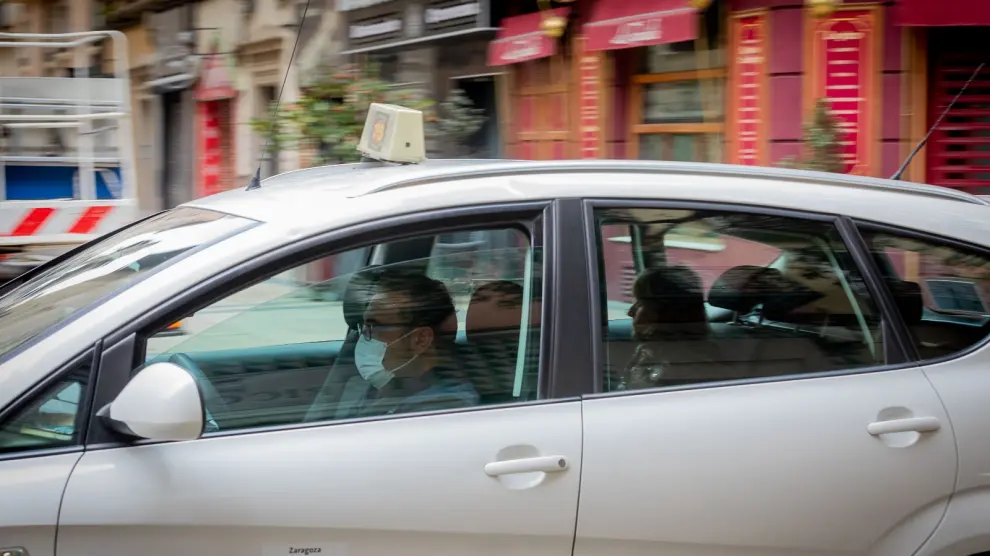 Un taxista de Zaragoza, con mascarilla durante la pandemia de coronavirus