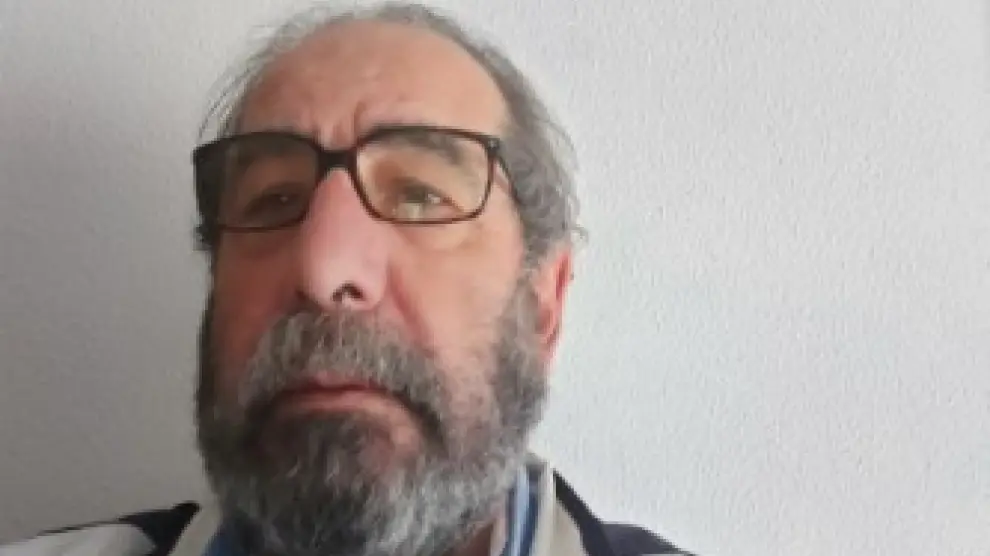 Santiago del Val, de 72 años, en su domicilio de Zaragoza se hace esta selfi para remitirla a HERALDO.