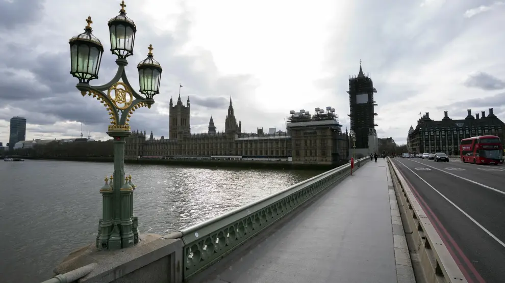 Aspecto del puente de Westminster vacío este viernes en Londres.