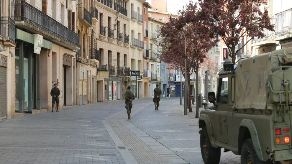 Militares del Regimiento Galicia 64 han vuelto a patrullas este sábado las calles de Huesca.