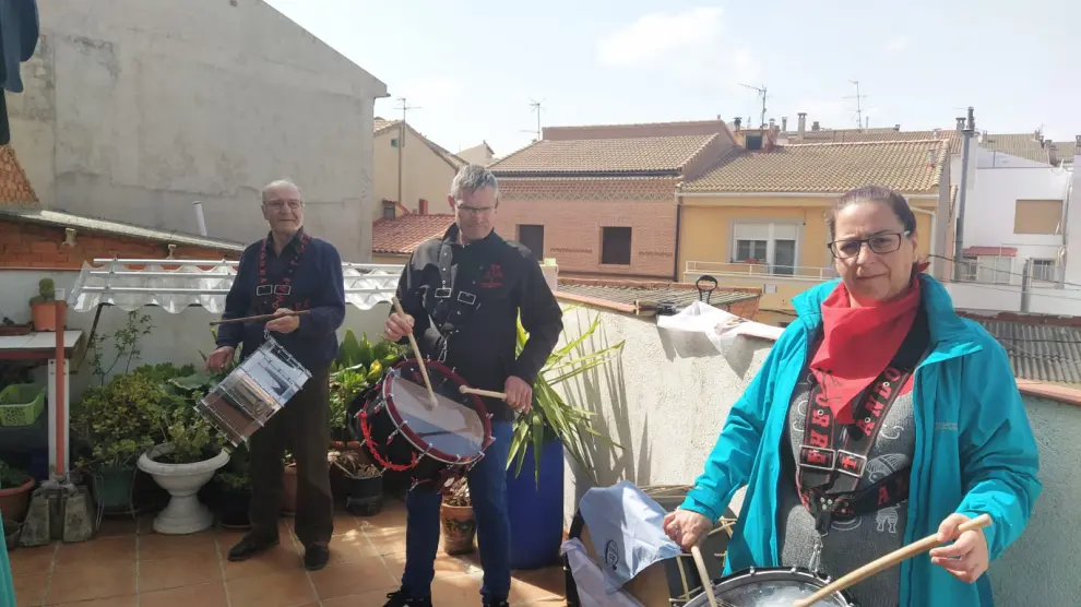 Una familia sale a tocar los tambores a la terraza en recuerdo de las Jornadas Nacionales de Exaltación suspendidas por el coronavirus.