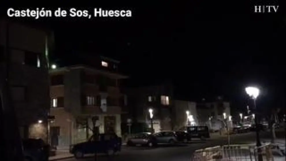 Un grupo de jóvenes músicos de Castejón de Sos, Huesca, salen cada noche al balcón de sus casas durante esta cuarentena por el coronavirus para interpretar canciones tradicionales.