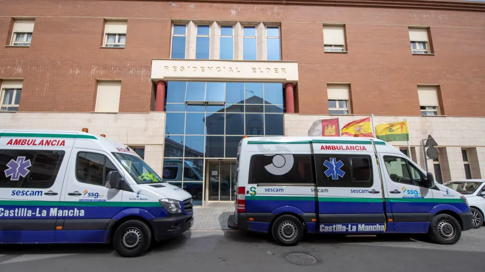 Dos ambulancias con personal médico llegan a la residencia en Tomelloso (Toledo), donde 14 ancianos han muerto esta semana víctimas del coronavirus.