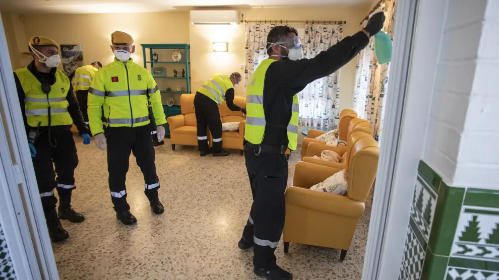 La UME en labores de desinfección en una residencia de ancianos de Huelva.