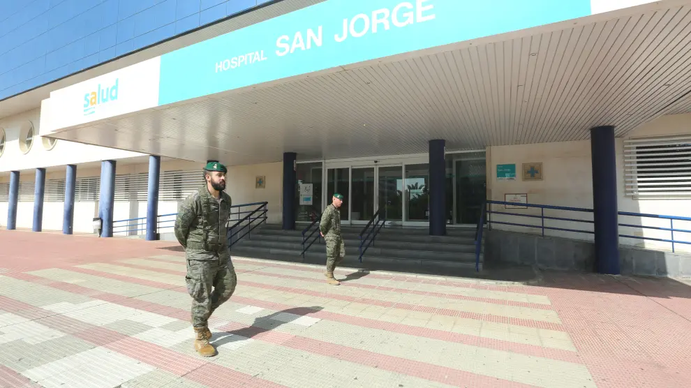 Soldados del Regimiento Galicia 64 patrullando por el exterior del hospital San Jorge.