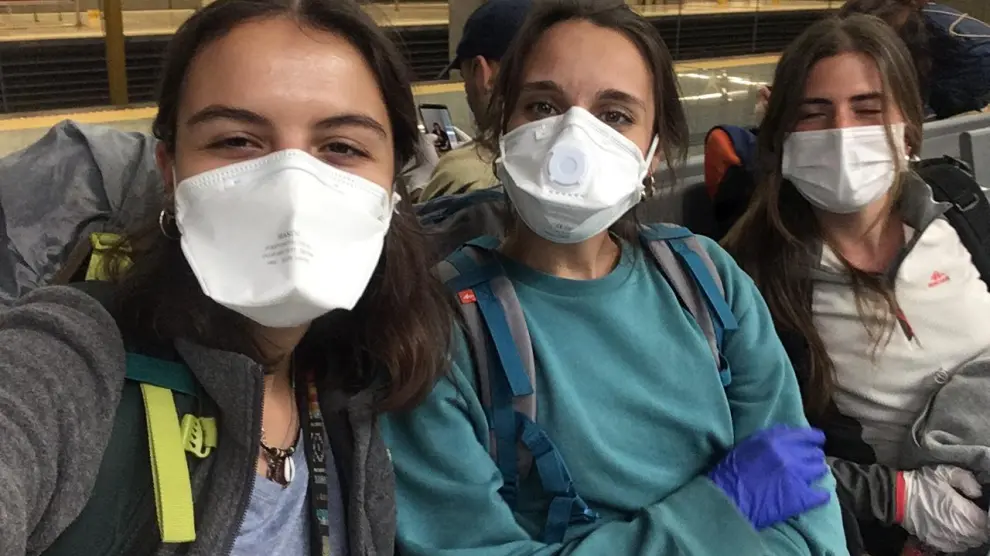 Irene, María eInés, con mascarillas en el aeropuerto poco antes de volar a España