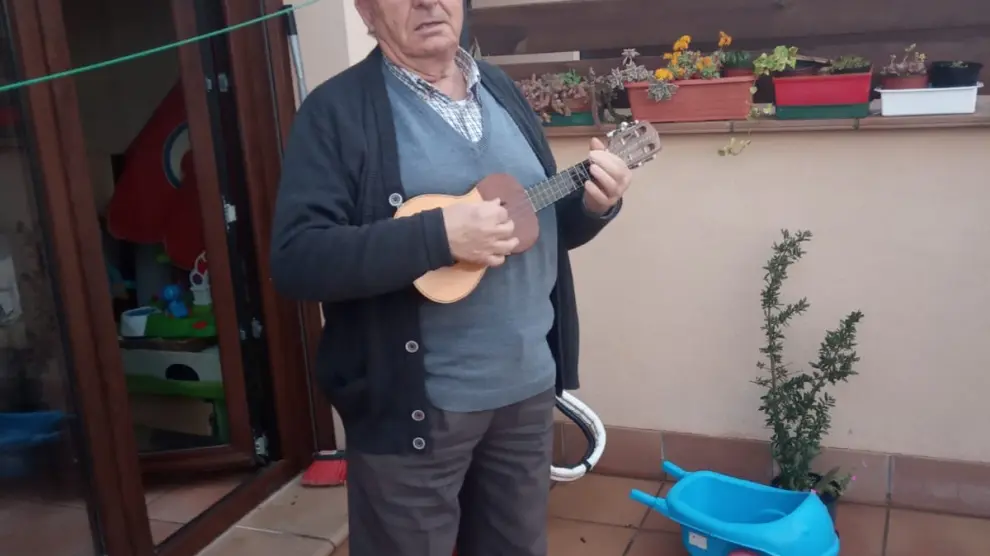 Luis Jasanada, con su 'guitarró', ofrece sus jotas al público desde la terraza de casa.