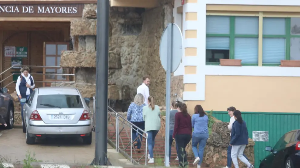 Una visita del personal al centro esta tarde, antes de la llegada de los primeros usuarios.