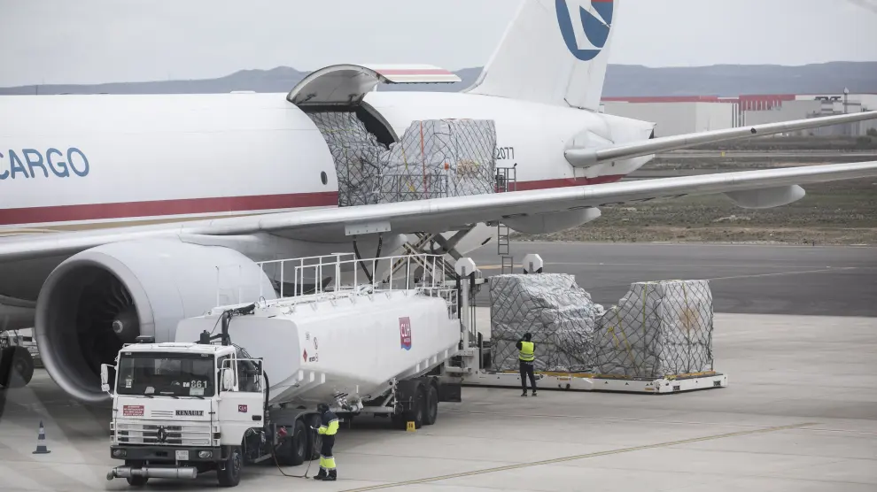 Descarga del avión procedente de China con material sanitario.