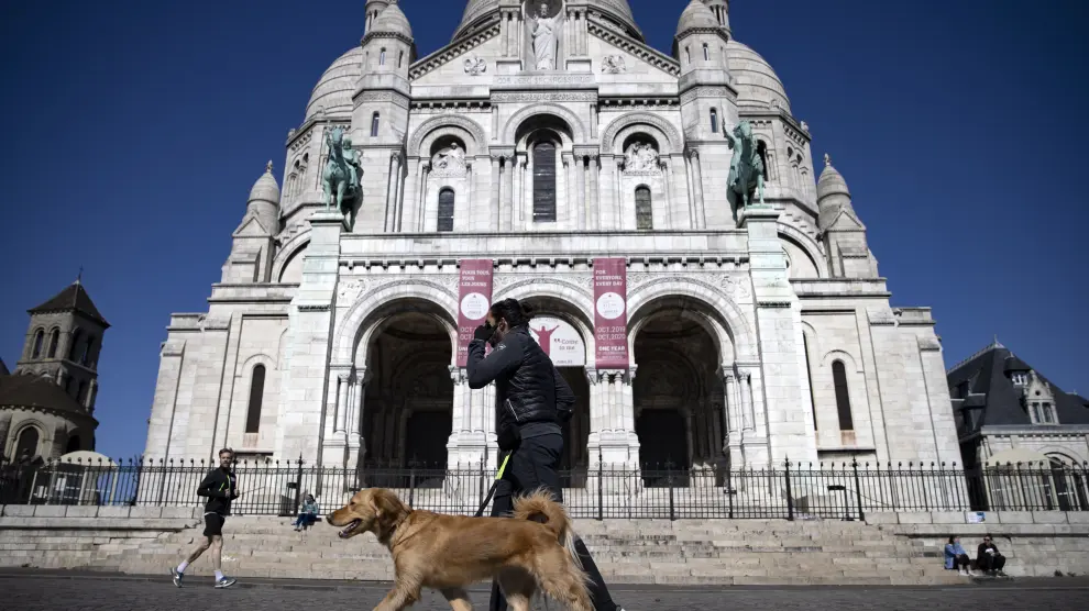 Paris (France), 23/03/2020.- A man walks in the deserted streets in Montmartre, in Paris, France, 23 March 2020. France is under lockdown in an attempt to stop the widespread of the SARS-CoV-2 coronavirus causing the Covid-19 disease. (Francia) EFE/EPA/IAN LANGSDON Lockdown in Paris due to coronavirus