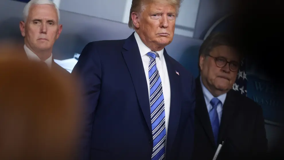 U.S. President Donald Trump, with ?Vice President Mike Pence and Attorney General Bill Barr?, leads the daily coronavirus response briefing at the White House in Washington, U.S. March 23, 2020. REUTERS/Jonathan Ernst [[[REUTERS VOCENTO]]]