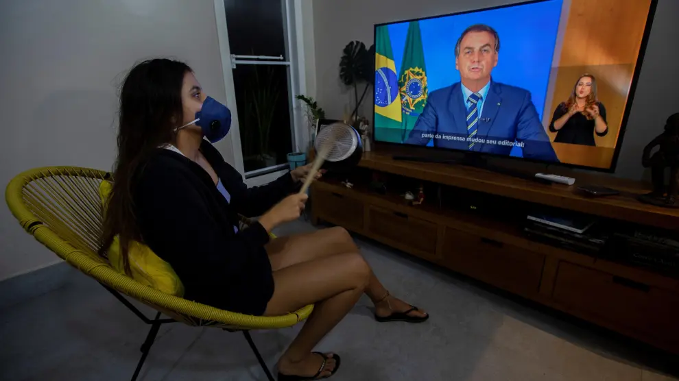 Bolsonaro califica a la COVID-19 de "gripecita" y critica el confinamiento