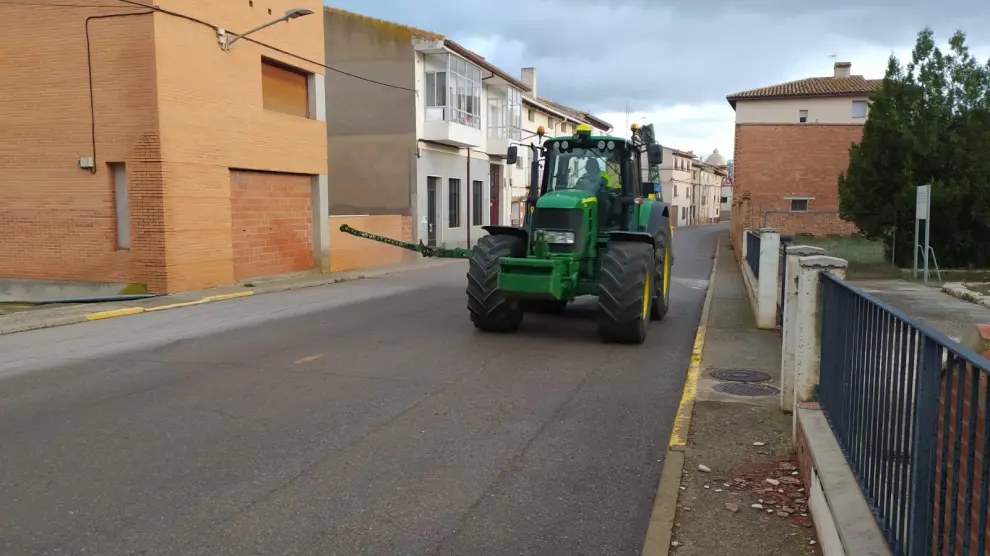 Un agricultor desinfecta las calles de Alfambra con su tractor