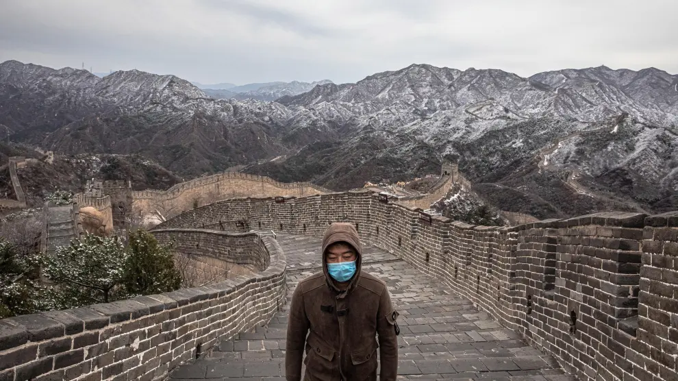 Beijing (China), 26/03/2020.- A tourist wearing a protective face mask walks at an almost empty Badaling Great Wall, in Beijing, China, 26 March 2020. China has reopened Badaling section, one of the most popular tourists section of The Great Wall which was closed due to the coronavirus outbreak. While the new cases of Covid-19 in China has plummeted, the disease now is spreading dramatically around the world. It has so far killed more than 22,000 people worldwide. (Abierto) EFE/EPA/ROMAN PILIPEY Coronavirus pandemic, in Beijing