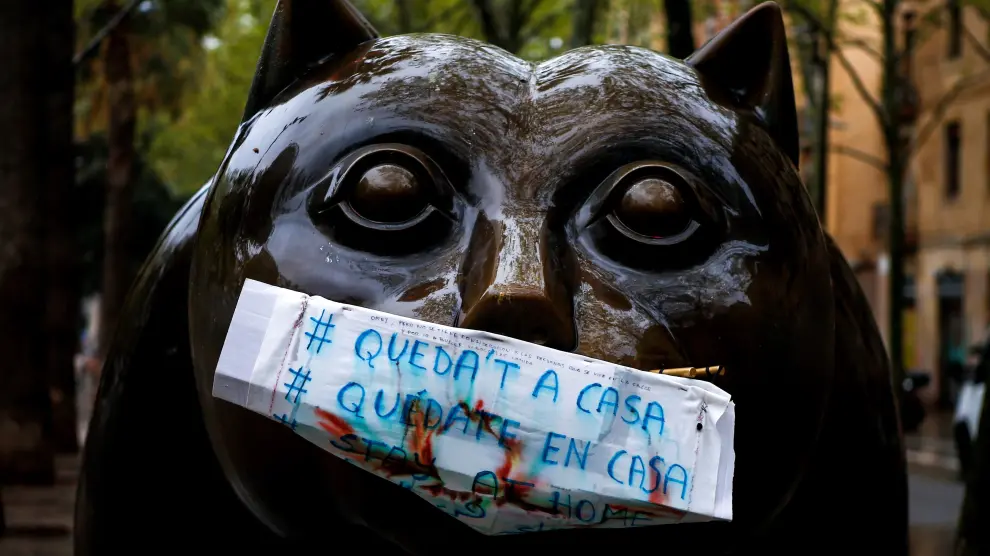 La escultura 'El gato', de Fernando Botero, en la Rambla del Raval de Barcelona.