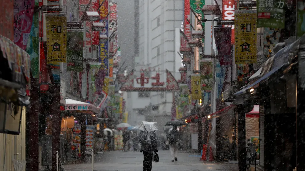 Un caminante, este domingo, por las calles vacías de Tokyo.