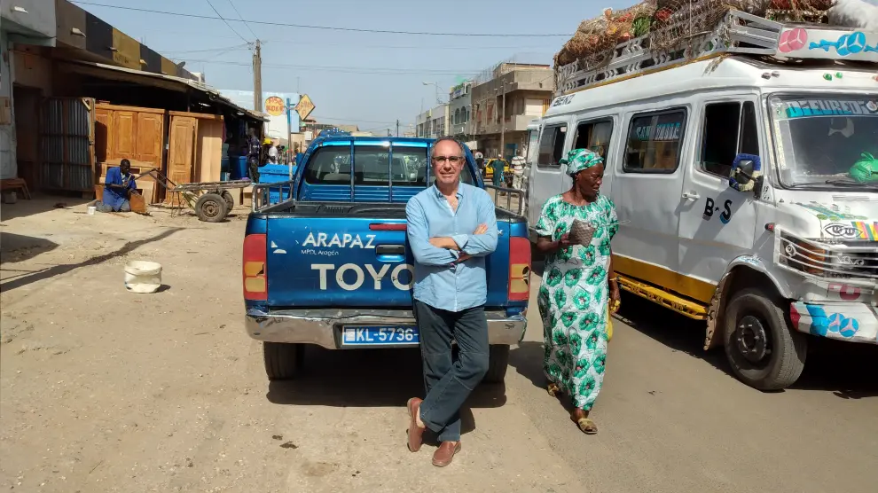 El cooperante zaragozano Fernando López Sierra, en las calles de Kaolack (Senegal) donde el Gobierno decreta el tioque de queda desde las 20.00 a las 6.00 por la pandemia.