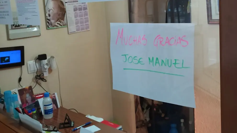 Cartel de agradecimiento a José Manuel Oto, portero, por su servicio durante el confinamiento.