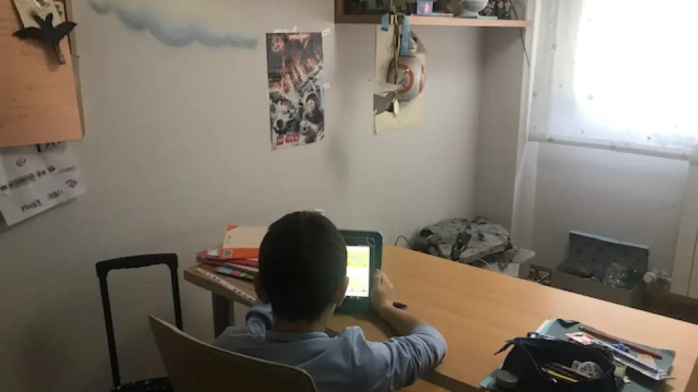 Daniel estudia estos días en su cuarto, donde dispone de todo necesario para acometer esta tarea.