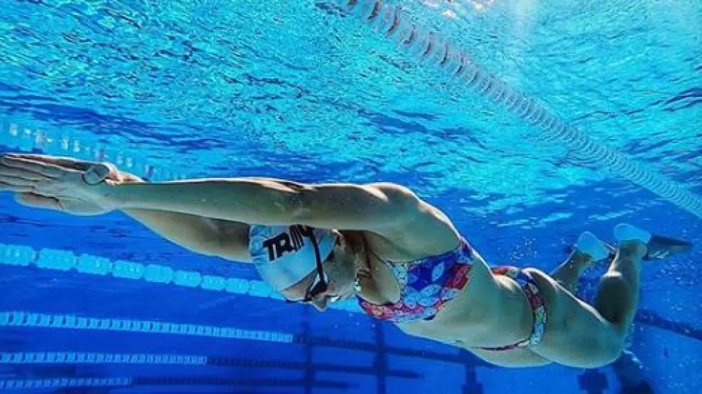 Judith Corachán en uno de sus entrenamientos en una piscina.