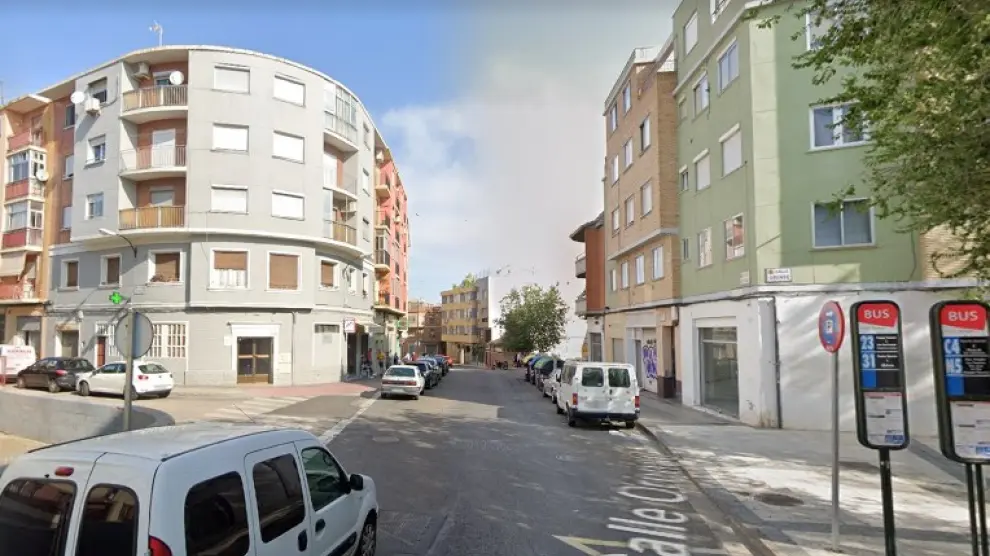 Dos contenedores han ardido esta madrugada en la calle de Pablo Parellada, durante el estado de alarma por la pandemia en Zaragoza.