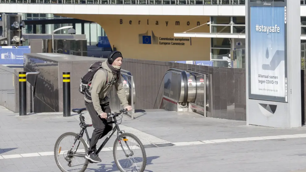 Un ciclista circula en Bruselas