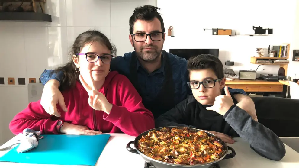 El cocinero Moisés Andaluz, con sus hijos Ixeya y Unai, junto al arroz de aprovechamiento.