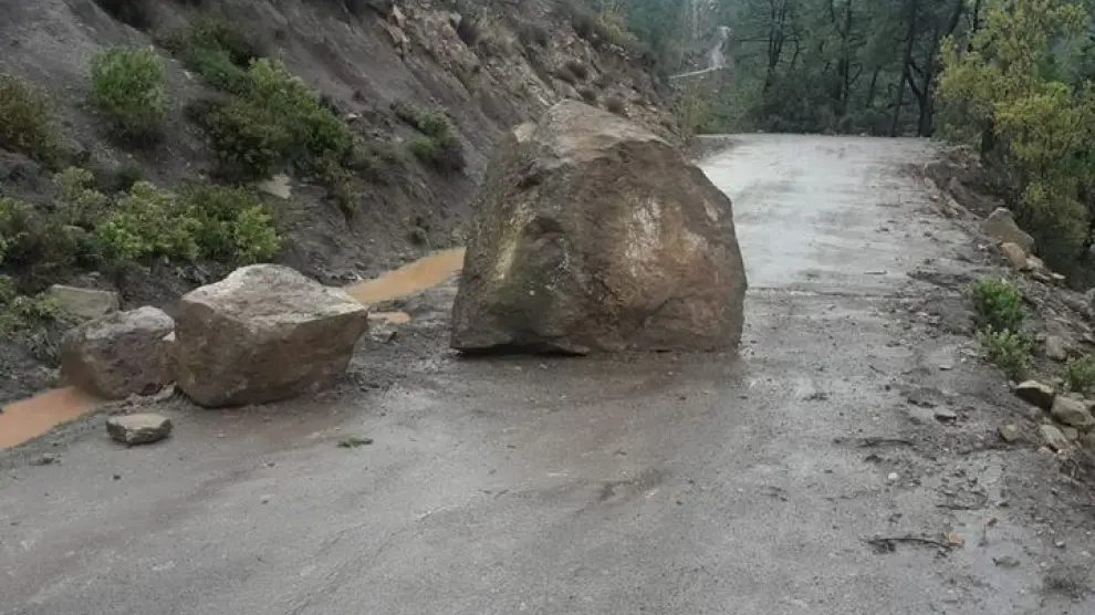 El acceso a Los Ramones a través de una pista forestal está también cortado por la caída de una gran piedra.