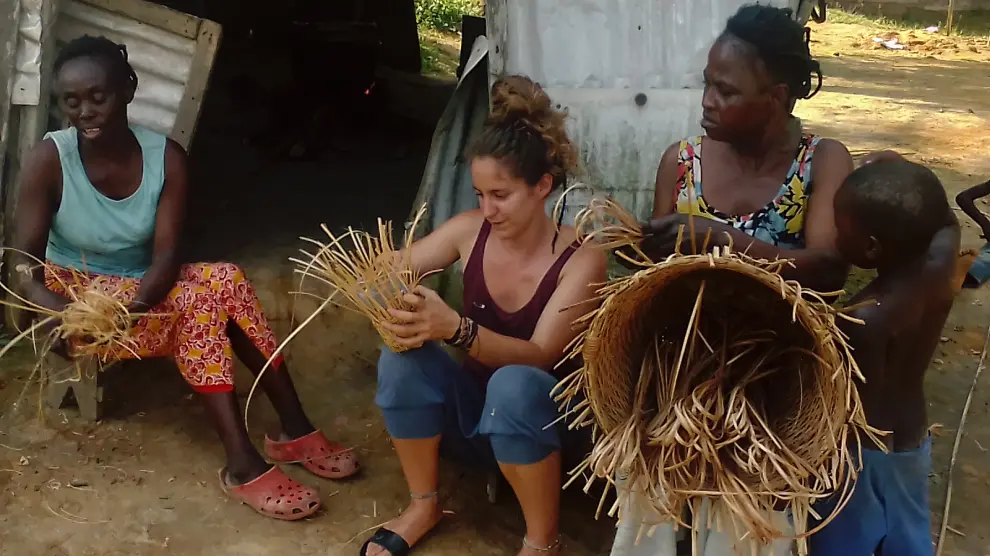 Lucía Buendía participa en las labores típicas de Gabón junto a varias mujeres del pueblo en el que reside.
