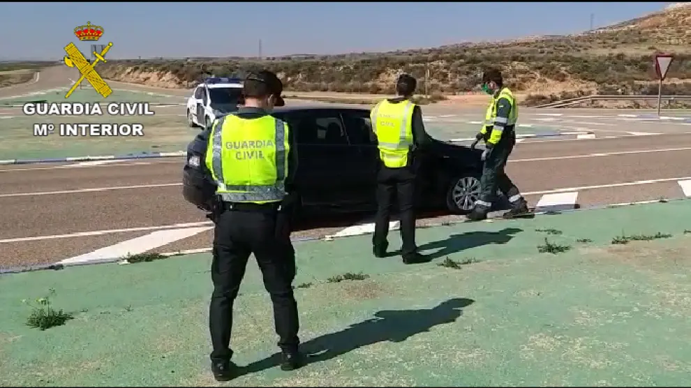 Control de la Guardia Civil en una carretera de Teruel.