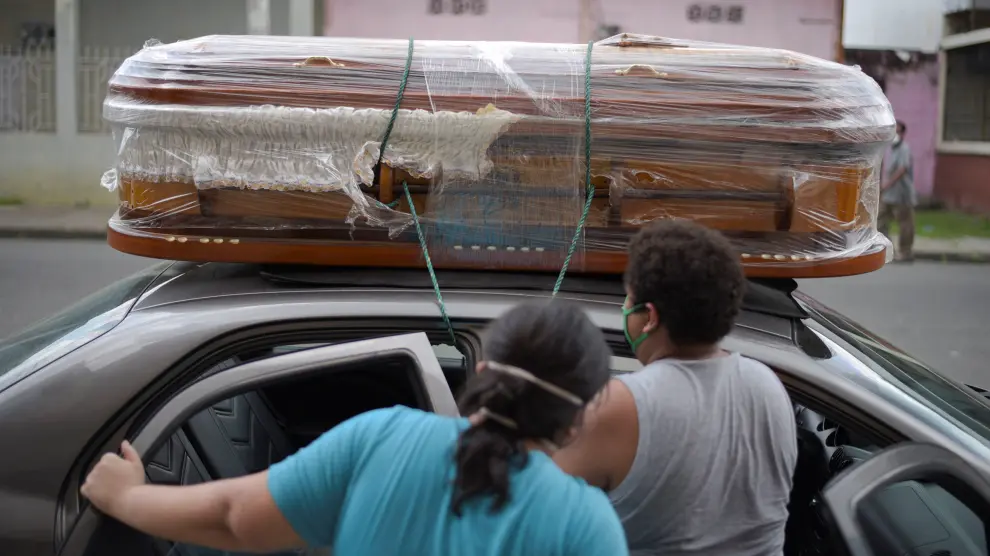 Vehicles carrying coffins are lined up outside of a cemetery as Ecuador's government announced on Thursday it was building a "special camp" in Guayaquil for coronavirus disease (COVID-19) victims, in Guayaquil, Ecuador April 2, 2020. REUTERS/Vicente Gaibor del Pino NO RESALES. NO ARCHIVES [[[REUTERS VOCENTO]]] HEALTH-CORONAVIRUS/ECUADOR