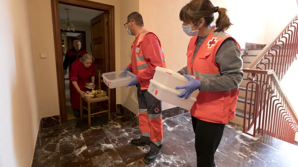 Voluntarios de Cruz Roja en Huesca repartiendo comida.