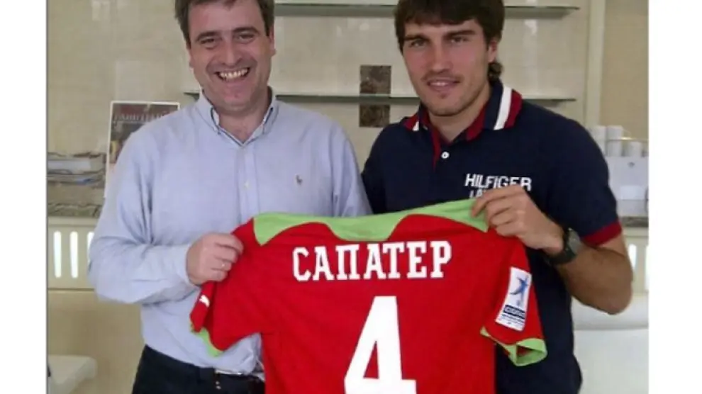 Alberto Zapater, en abril de 2012 (hace 8 años), junto al entonces presidente del Consejo Superior de Deportes, Miguel Cardenal, en Moscú. El futbolista aragonés porta su camiseta del Lokomotiv de Moscú, con su nombre en cirílico.
