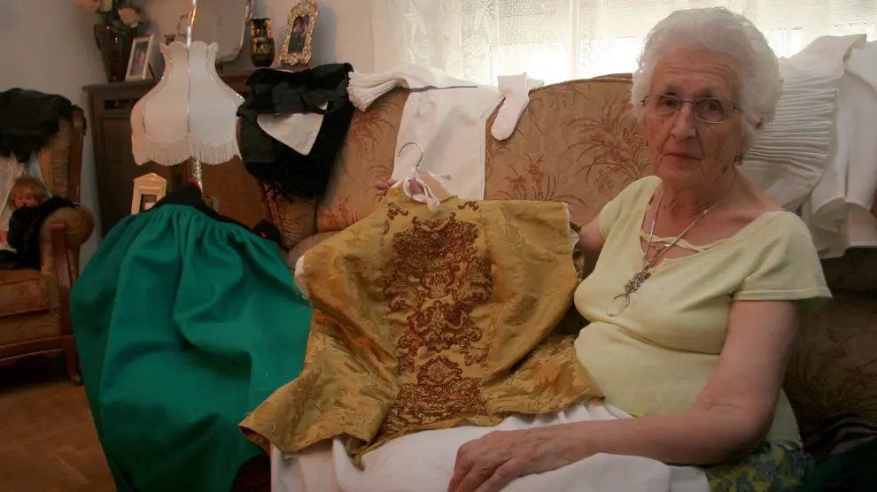 Antonia Sanagustín, una vida dedicada a la costura de trajes tradicionales, en una imagen de archivo.