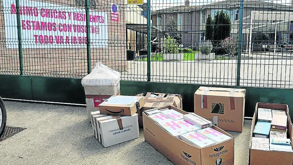 Muchos vecinos de Sariñena dejan regalos a las puertas de la residencia, donde se han autoconfinado 20 trabajadoras y 50 internos.