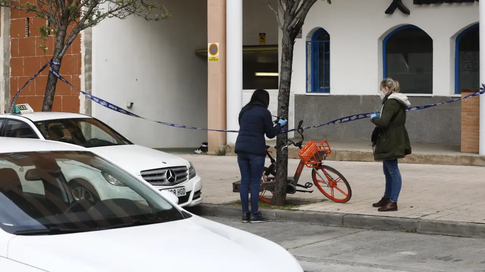 Dos policías inspeccionan y fotografían la bicicleta que podría llevar el agresor.