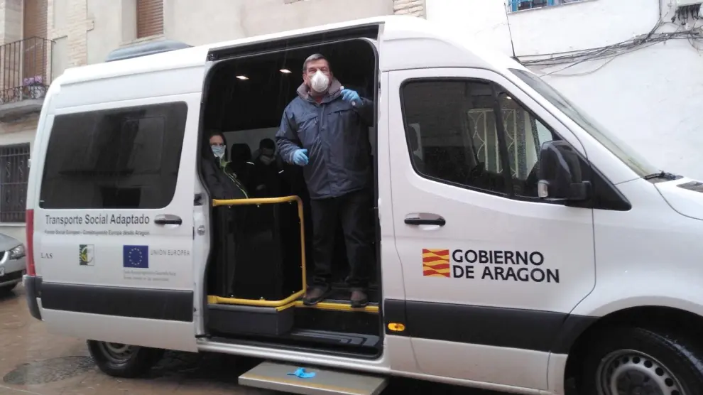 La furgoneta de la Comarca de las Cinco Villas que ha trasladado a la joven madre a Zaragoza