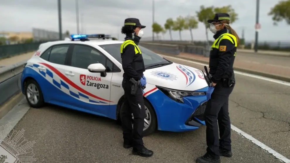 Mujeres policía con mascarilla de la Policía Local de Zaragoza