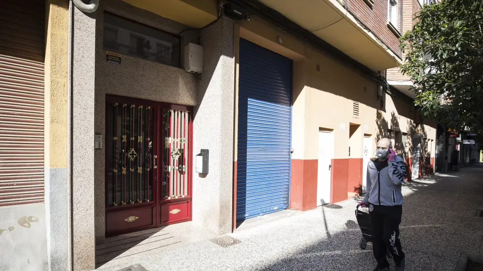 La Policía y los bomberos hallaron el cadáver en un local de la calle de Silvestre Pérez de Zaragoza.