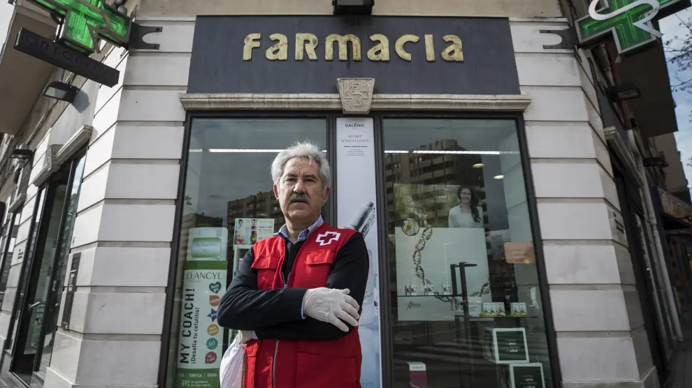 Aniceto Martínez, voluntario de Cruz Roja en Zaragoza, recoge medicamentos en la farmacia y los lleva a las casas de las personas que en estos momentos más lo necesitan;después, también se ofrece a bajarles la basura.