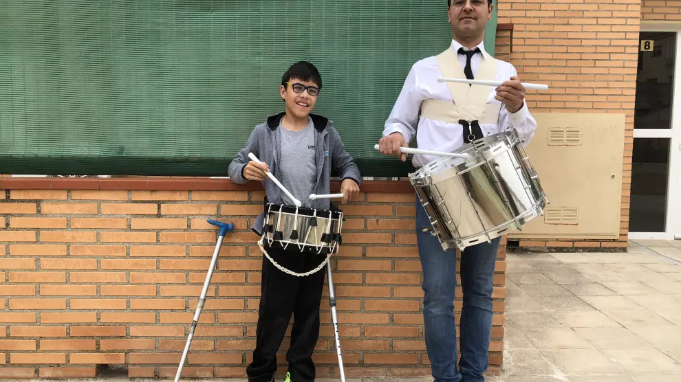 Carlos Martínez Alejos, de la familia de los “Pepinero”, con su hijo Carlos, de 10 años, tocan el tambor delante de su casa en la Urbanización Santo Domingo