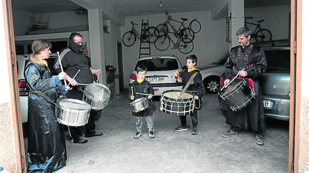 Vecinos de Teruel capital tocan el tambor y el bombo sin asomarse a la calle.