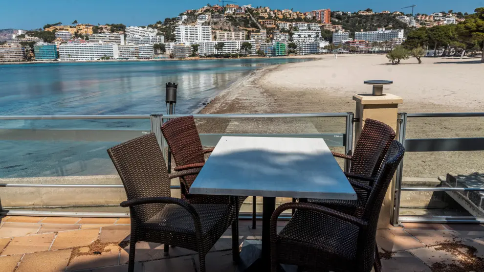 Terraza de un restaurante cerrado con vistas a la playa de Santa Ponça este sábado en Mallorca.
