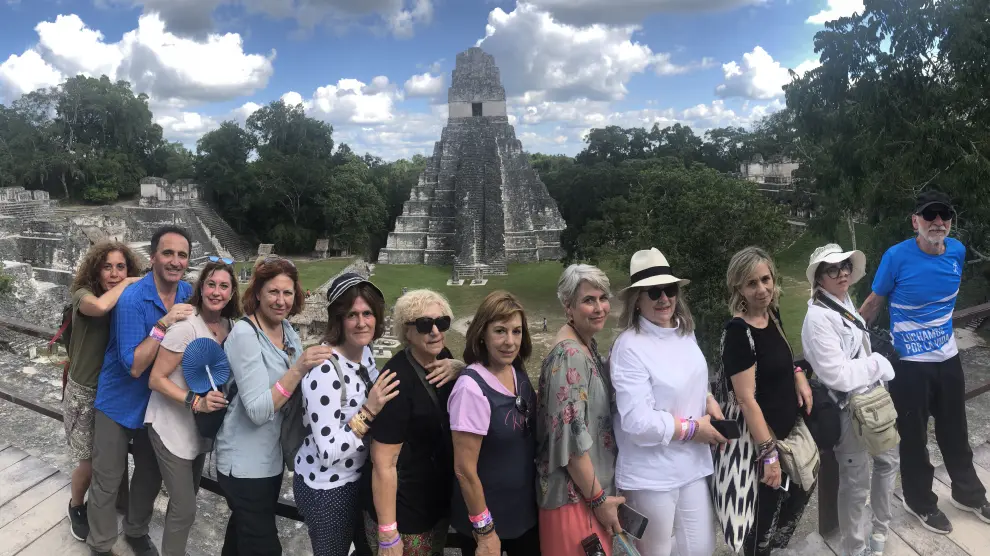 Varias personas que han  sido entrevistados para este texto en los templos de Tikal en Guatemala  en diciembre de 2019