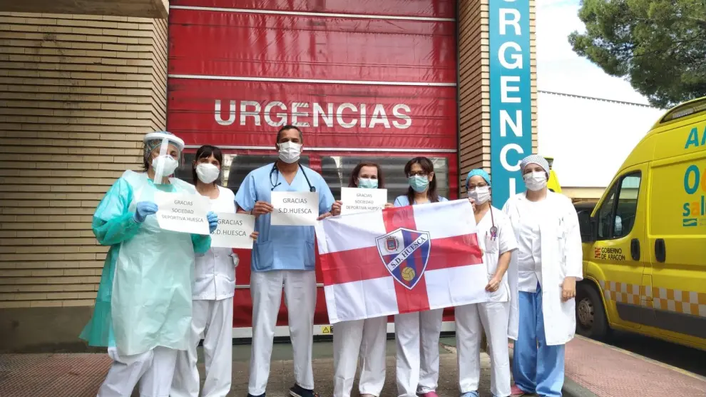 Personal de urgencias del Hospital San Jorge agradece la donación de la SD Huesca.