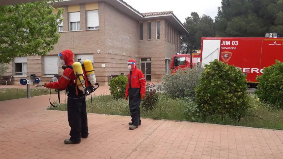 Los bomberos de la Diputación de Zaragoza desinfectan la residencia de mayores de Belchite.