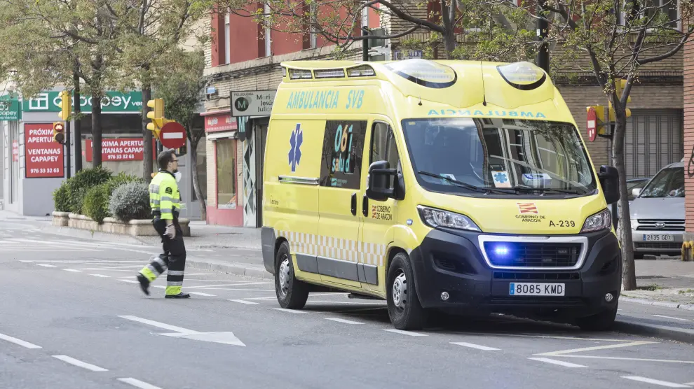 Una ambulancia en las calles de Zaragoza.