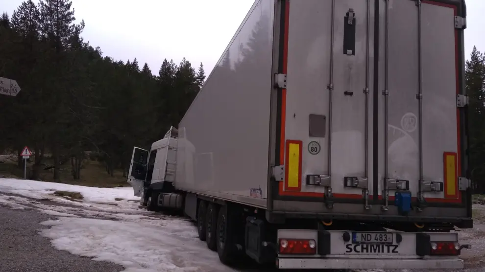 El camión, de grandes dimensiones, se quedó atascado en la nieve.